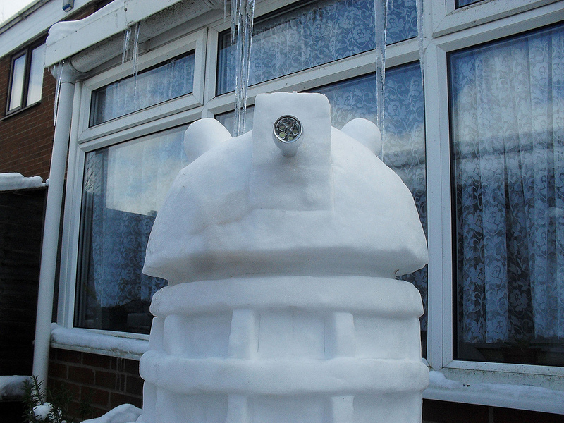 Illustration for article titled These geeky snowmen turn their yards into a weirder winter wonderland